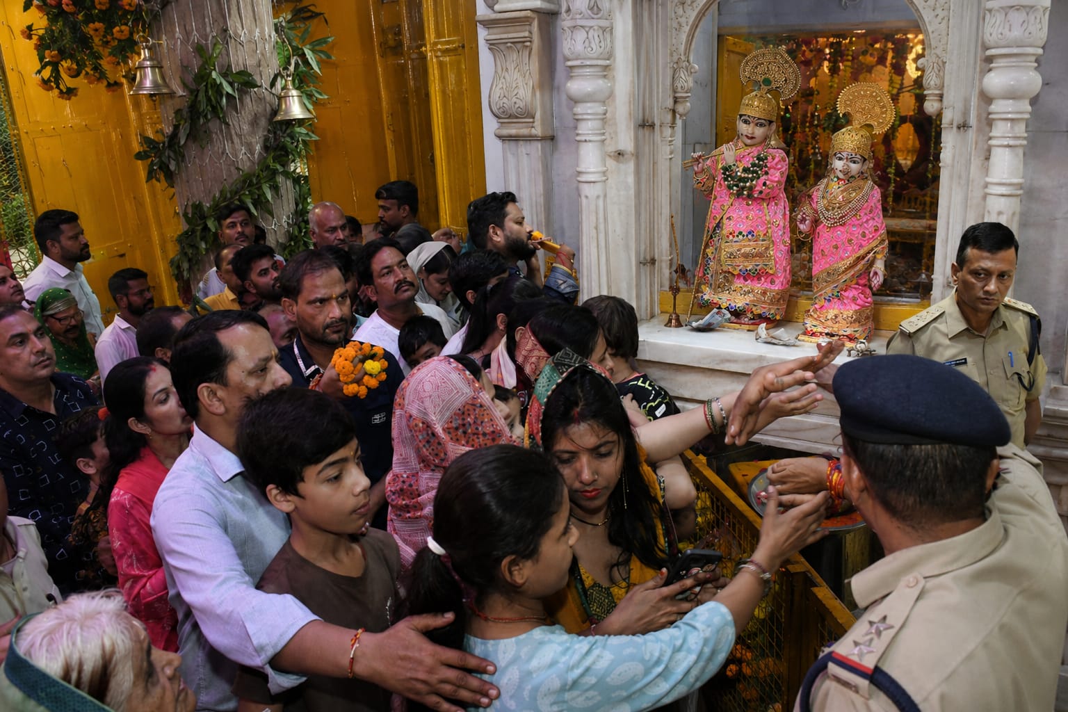 सवा करोड़ के ऐतिहासिक गहनों से सजे राधा-कृष्ण, गोपाल मंदिर में उमड़ा आस्था का सैलाब