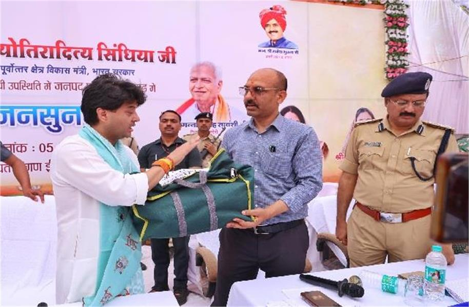 कलेक्टर पर फूटा सिंधिया का गुस्सा! सबके सामने लगा दी फटकार