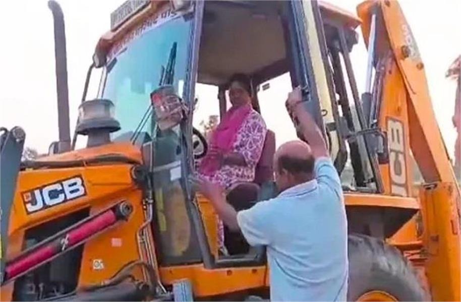 जब खुद SDM मैडम ने थामा बुलडोजर का स्टीयरिंग और गिराई अवैध कॉलोनी