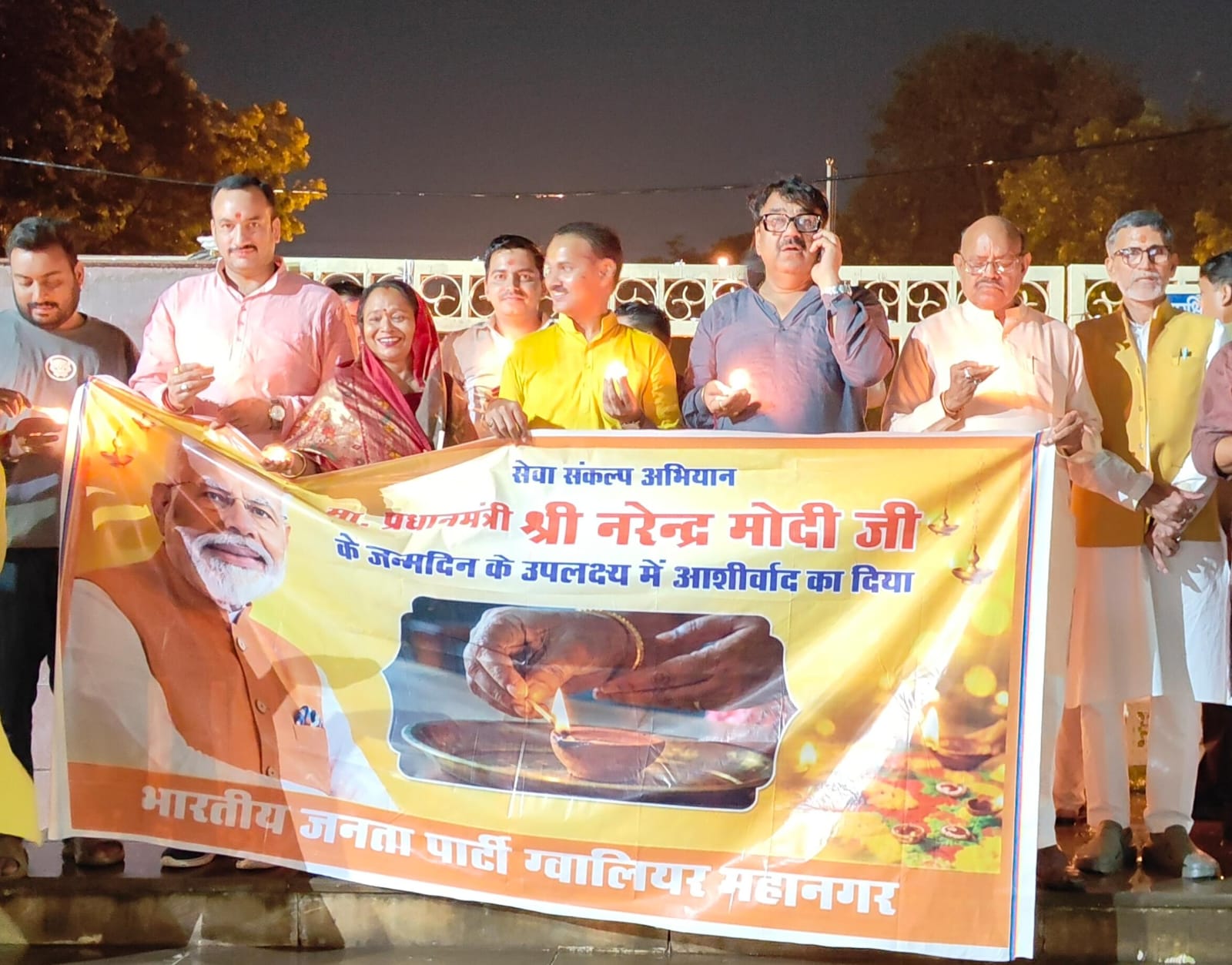 प्रधानमंत्री मोदी के जन्मदिन पर साडा अध्यक्ष अशोक शर्मा ने महारानी लक्ष्मीबाई की समाधि पर जलाए दीप