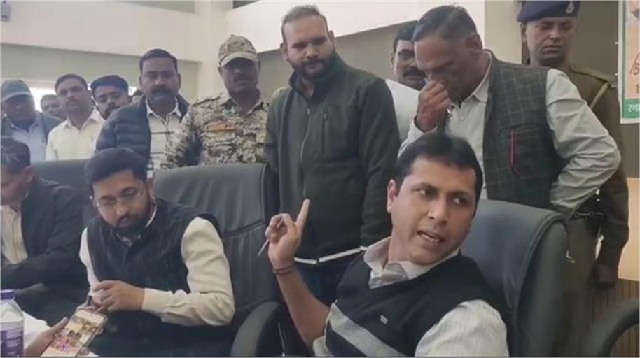 कलेक्टर का एक्शन मोड: पटवारी सस्पेंड, बोले - नेताओं के इशारे पर काम नहीं चलेगा